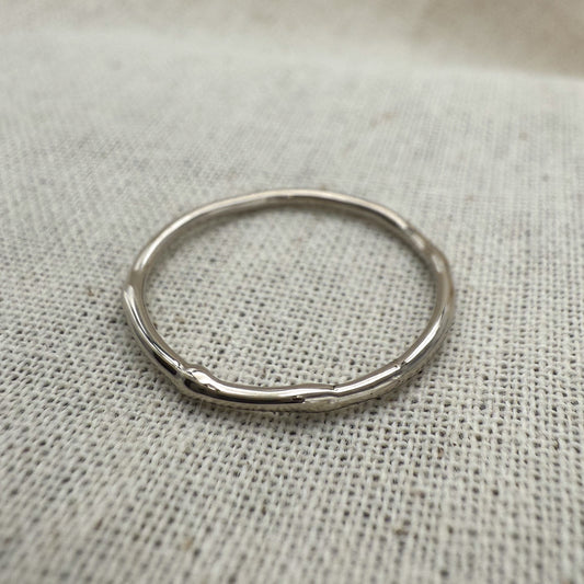 14k Solid White Gold Ring Fluid 1.5 mm