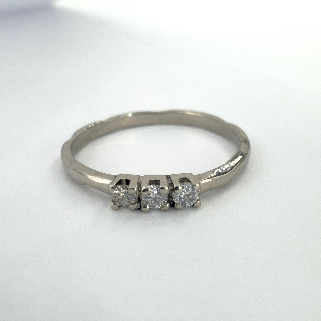 14k White Gold Luna Ring